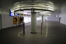 900495 Gezicht in de Noordertunnel onder het Centraal Station te Utrecht, met op de vloer een tekst die herinnert aan ...